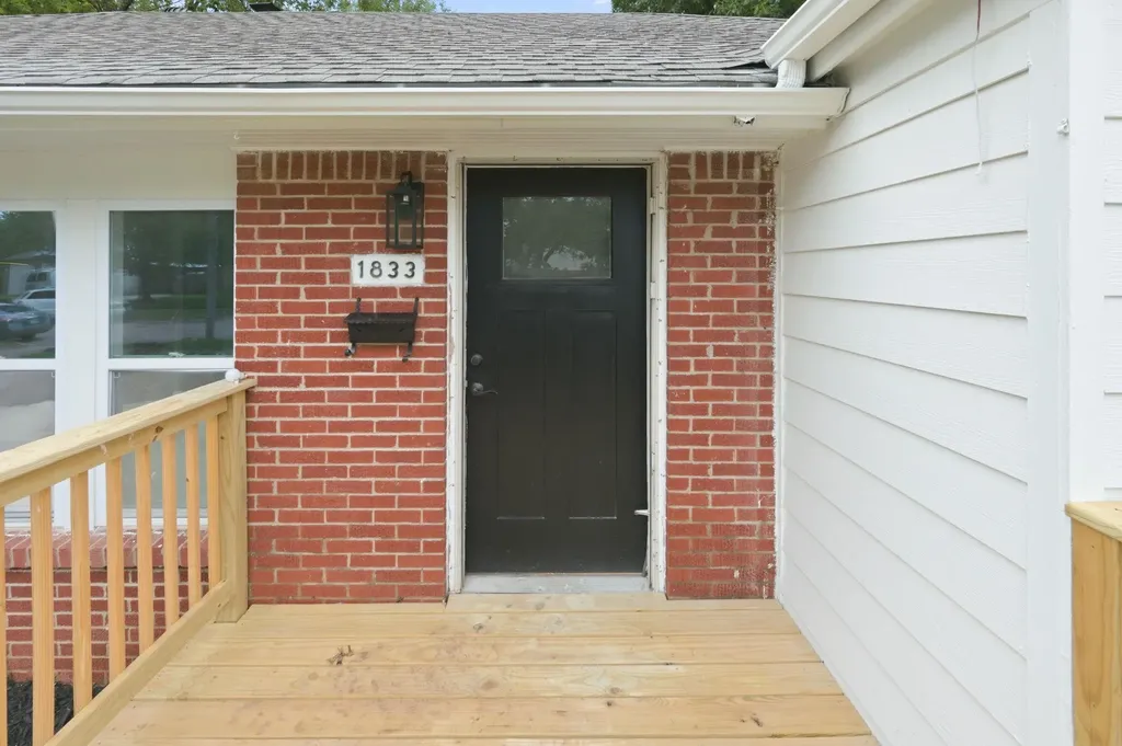 1833 S Parkwood Lane Wichita KS 67218