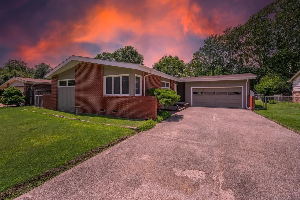 2427 N Coolidge Avenue Wichita KS 67204