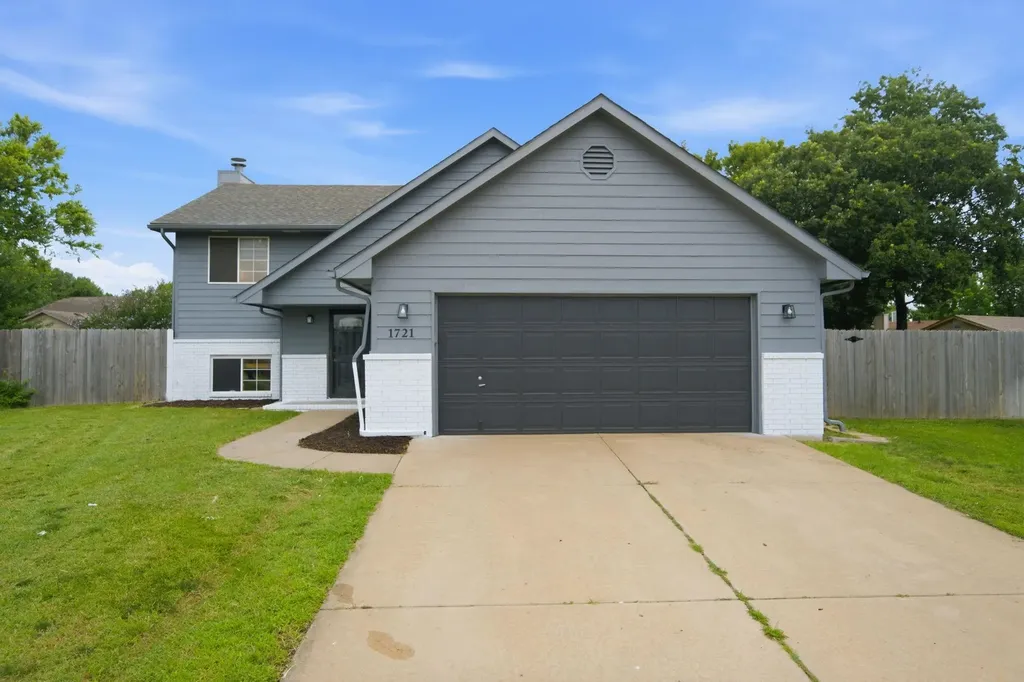 1721 N Redbarn Circle Wichita KS 67212