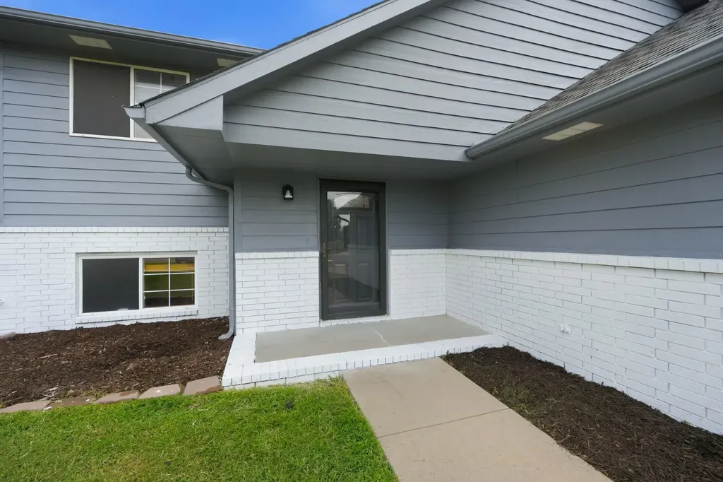 1721 N Redbarn Circle Wichita KS 67212