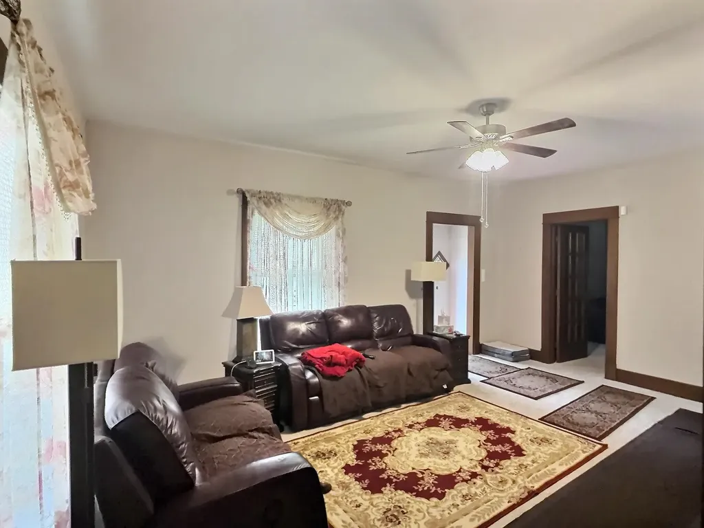 330 E 4th Newton KS 67114