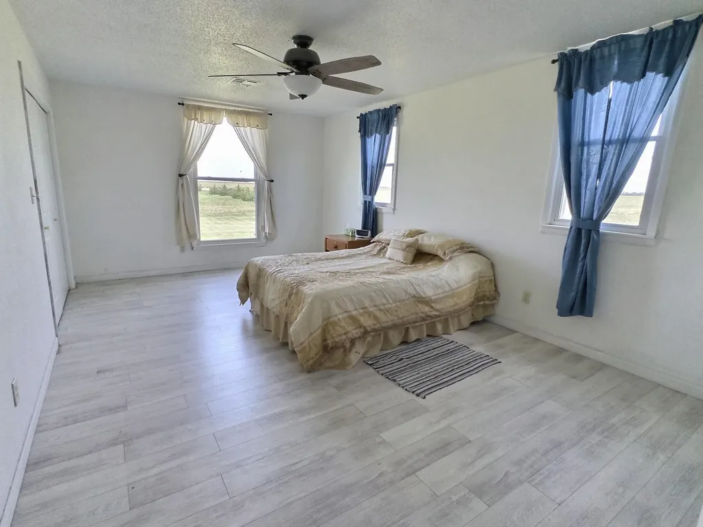 196 E 50th Street S Wellington KS 67152