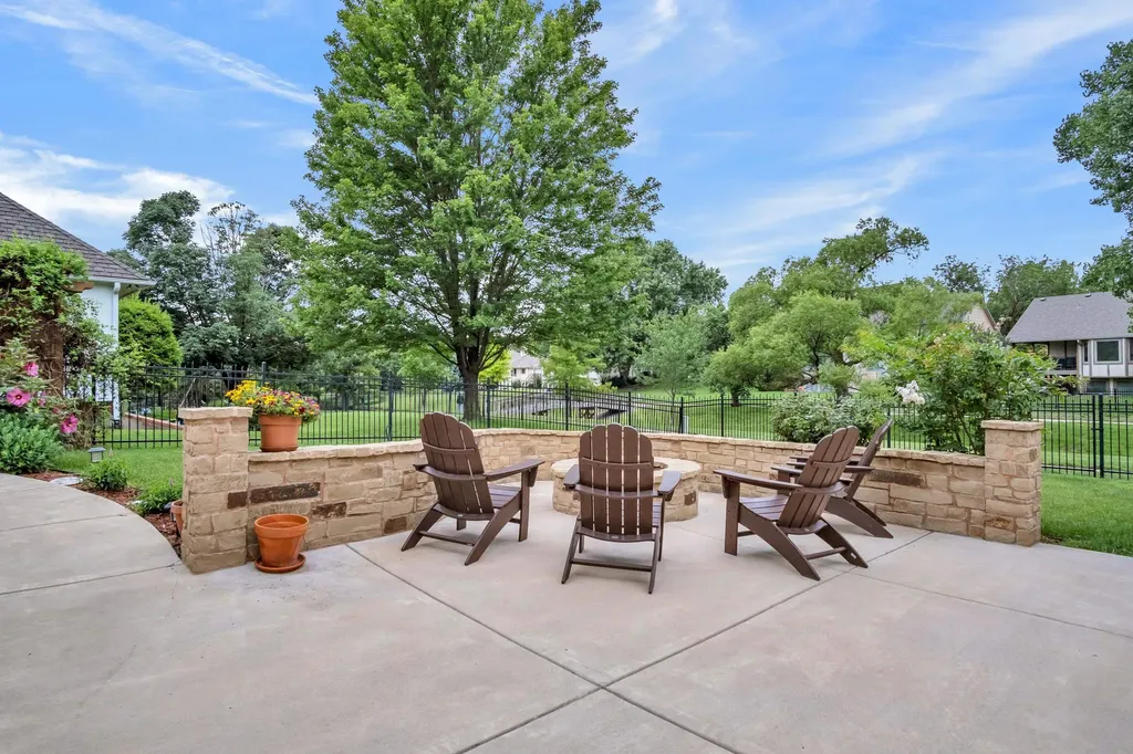 1039 N Post Oak Road Wichita KS 67206