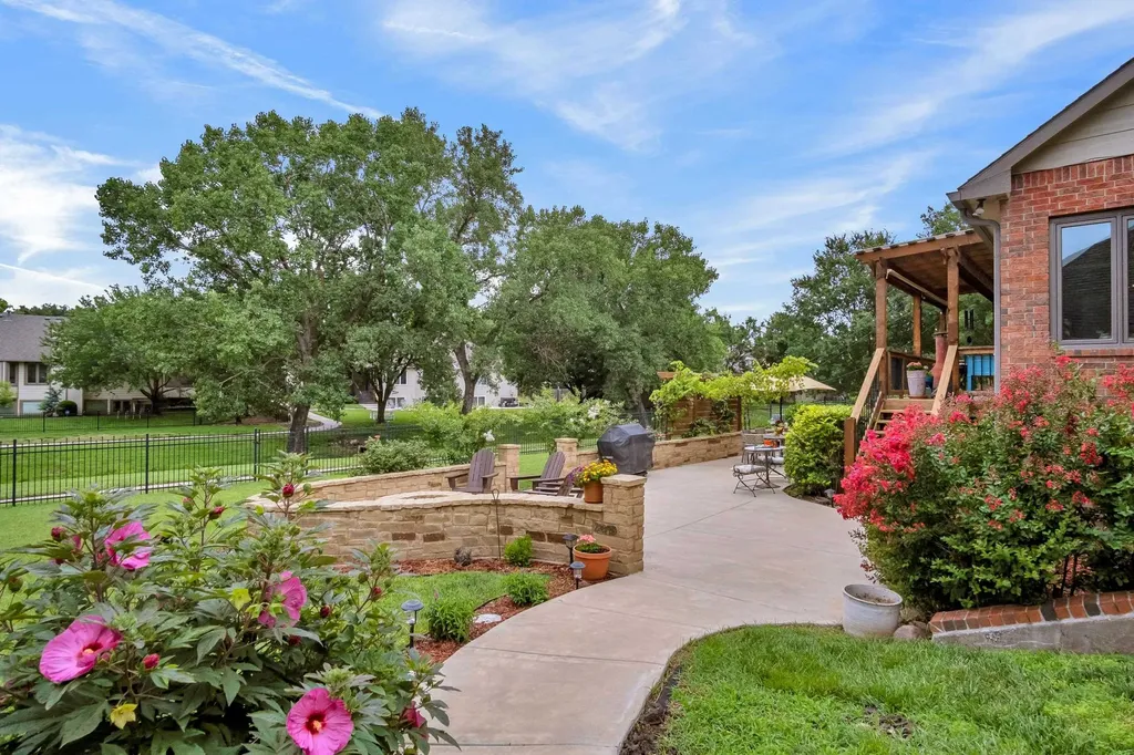 1039 N Post Oak Road Wichita KS 67206
