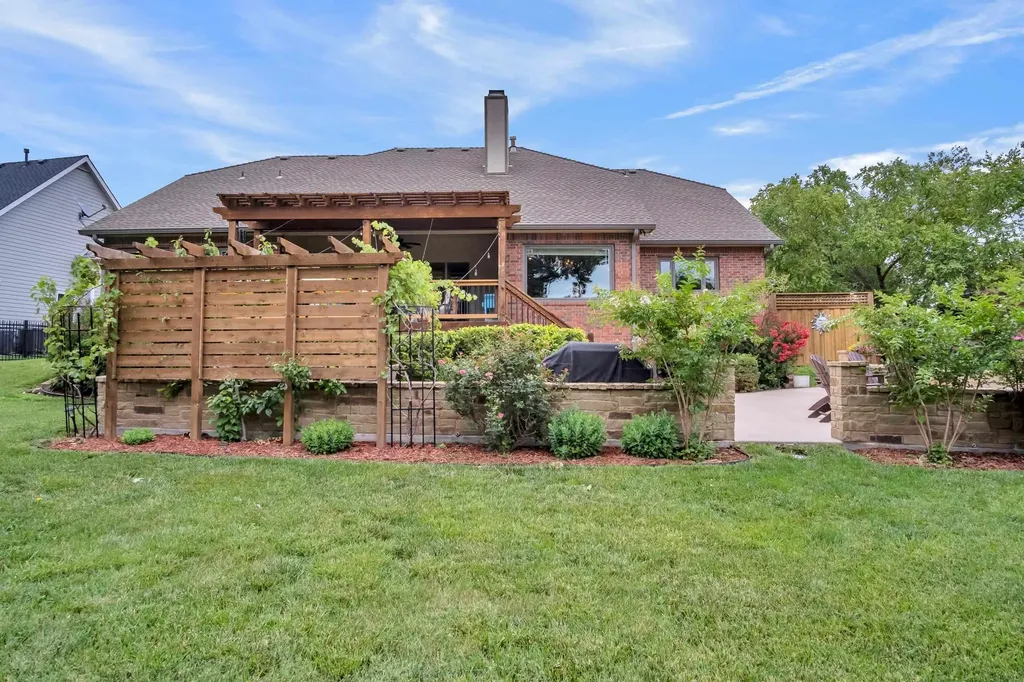 1039 N Post Oak Road Wichita KS 67206
