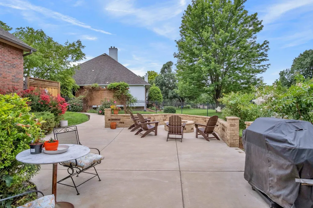 1039 N Post Oak Road Wichita KS 67206