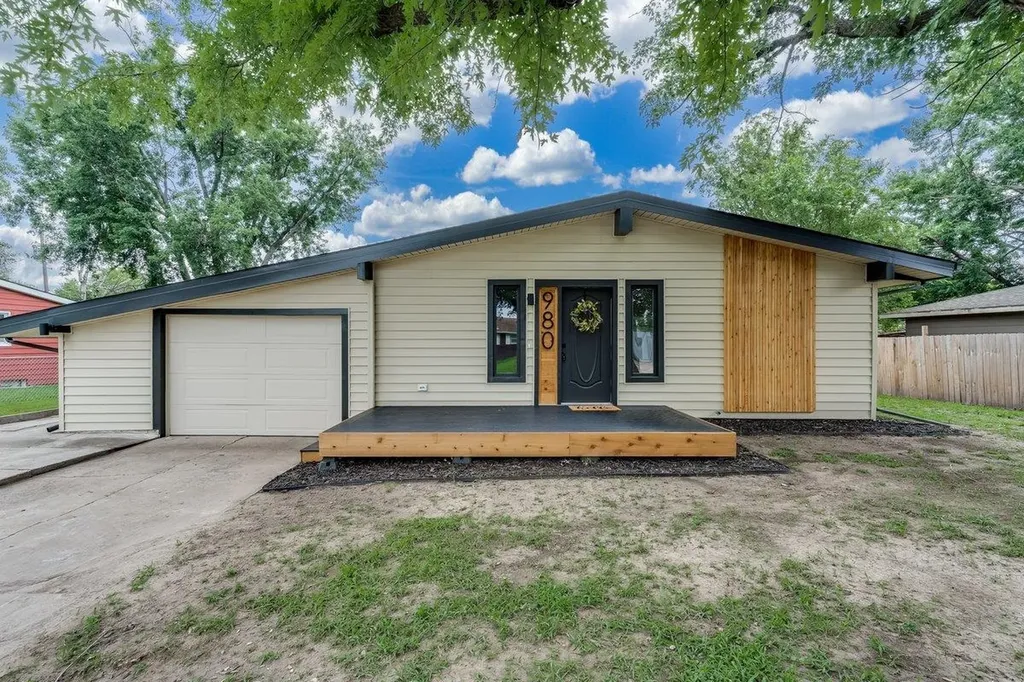 980 N Brownthrush Lane Wichita KS 67212