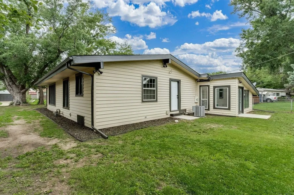 980 N Brownthrush Lane Wichita KS 67212