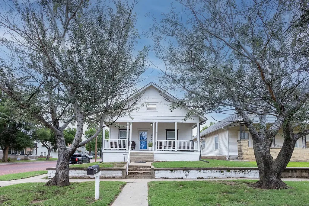126 N 3rd Street Arkansas City KS 67005