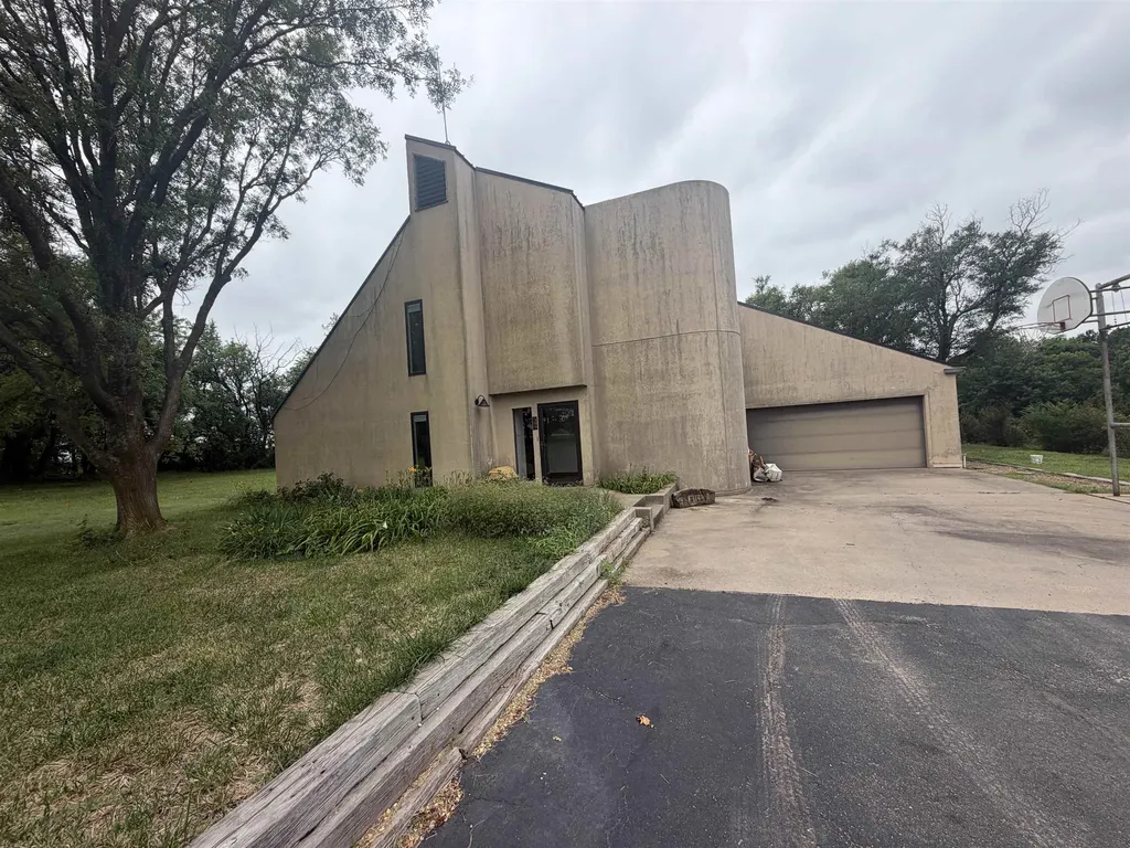 399 S Seneca Wellington KS 67152