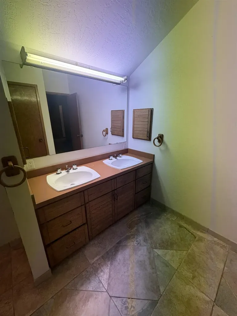 399 S Seneca Wellington KS 67152