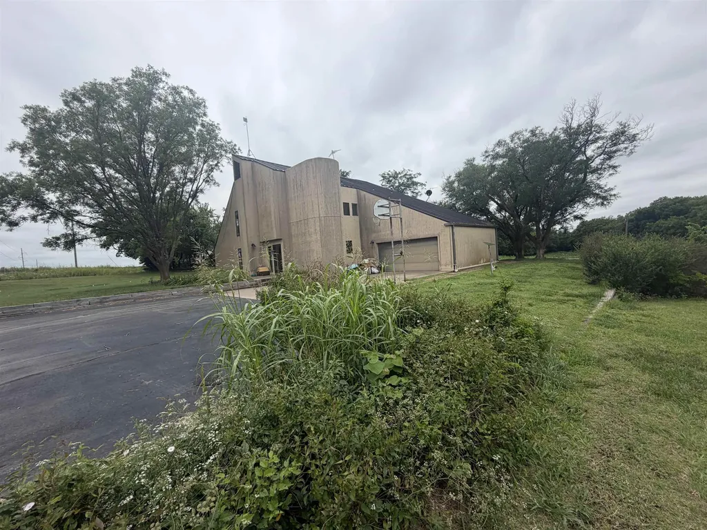 399 S Seneca Wellington KS 67152