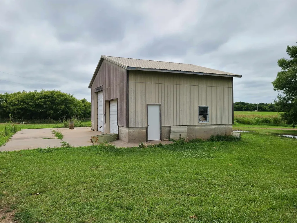 10716 212th Winfield KS 67156