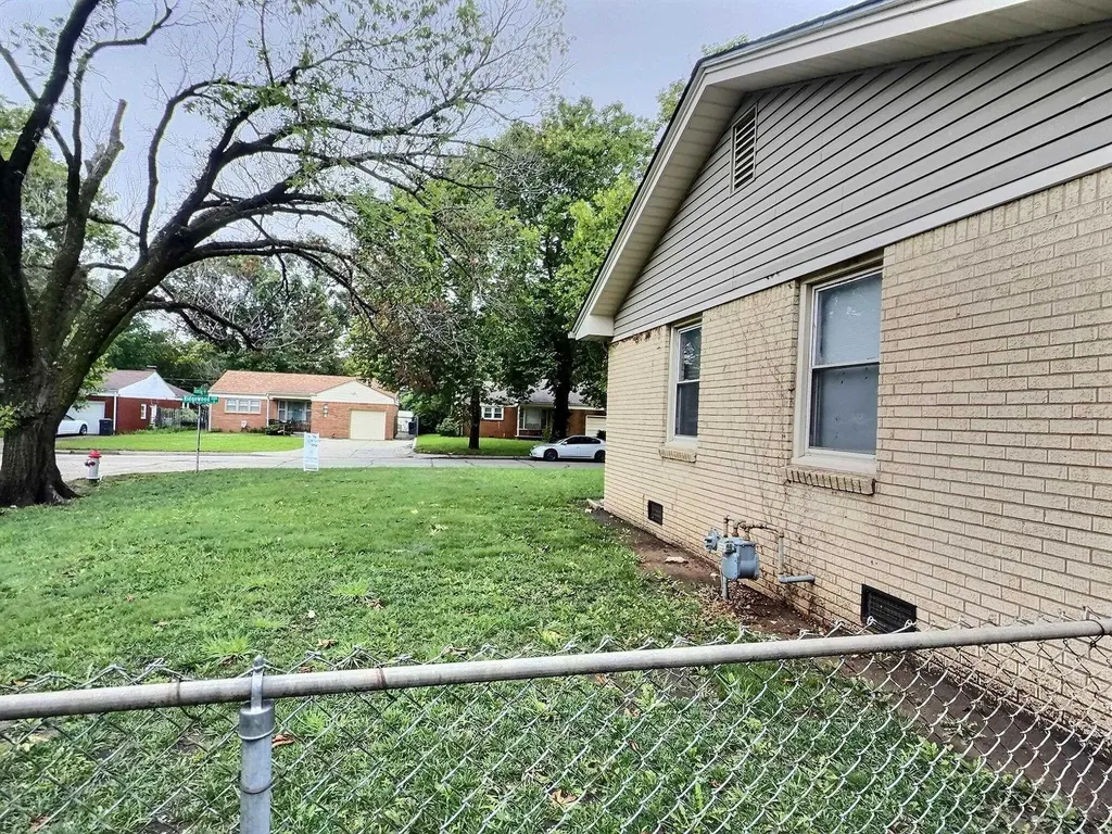 2048 S Ridgewood Wichita KS 67218