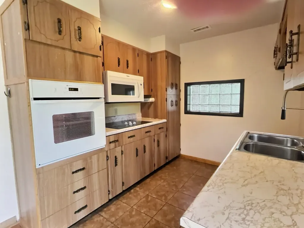 2048 S Ridgewood Wichita KS 67218