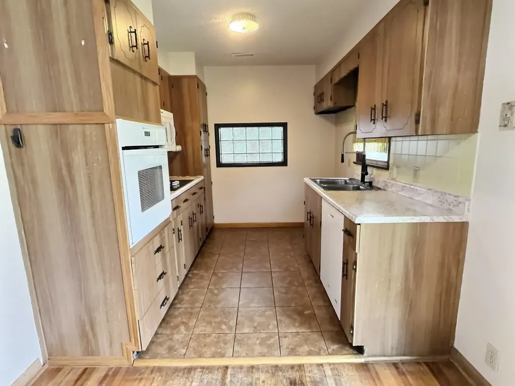 2048 S Ridgewood Wichita KS 67218