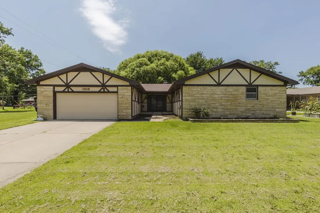 1019 N Chipper Wichita KS 67212