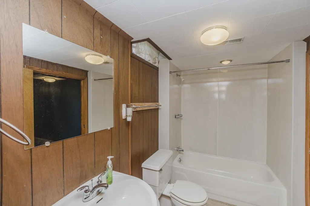 1019 N Chipper Wichita KS 67212