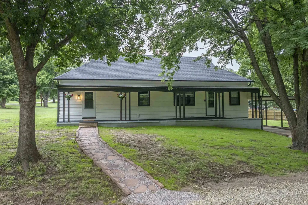 1701 E Chestnut Avenue Arkansas City KS 67005