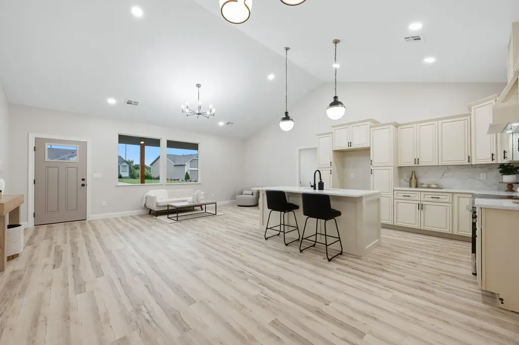 731 N Wakefield Avenue Valley Center KS 67147