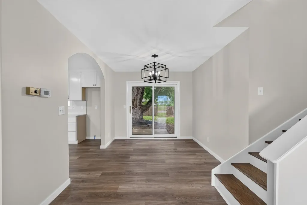 1124 N Country Acres Wichita KS 67212