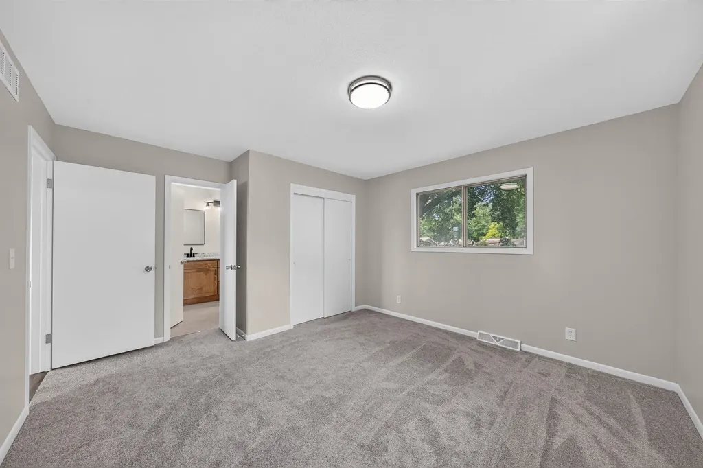 1124 N Country Acres Wichita KS 67212