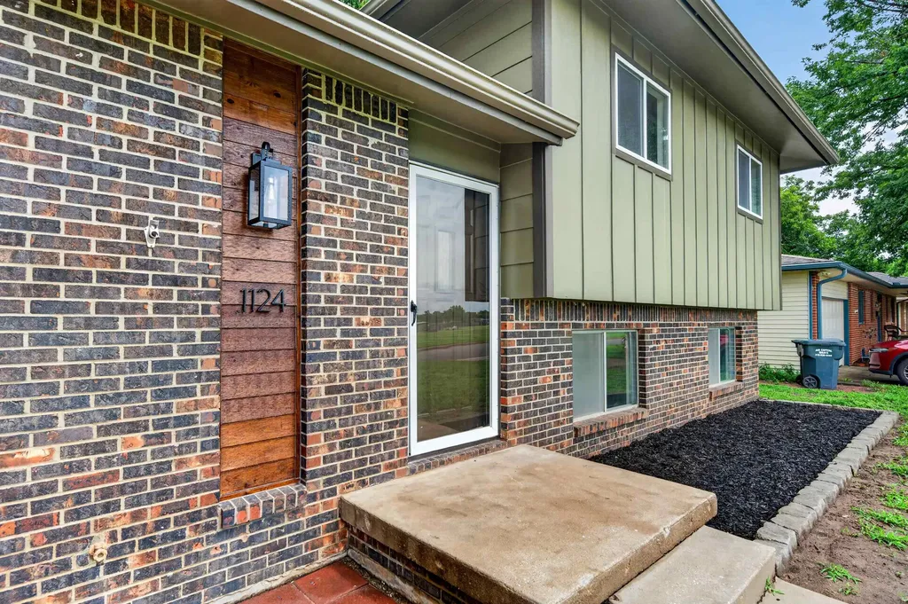 1124 N Country Acres Wichita KS 67212