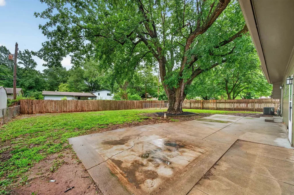 1124 N Country Acres Wichita KS 67212