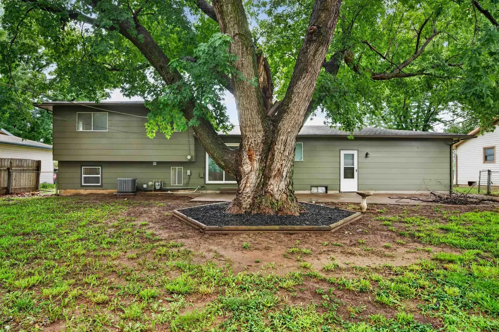 1124 N Country Acres Wichita KS 67212