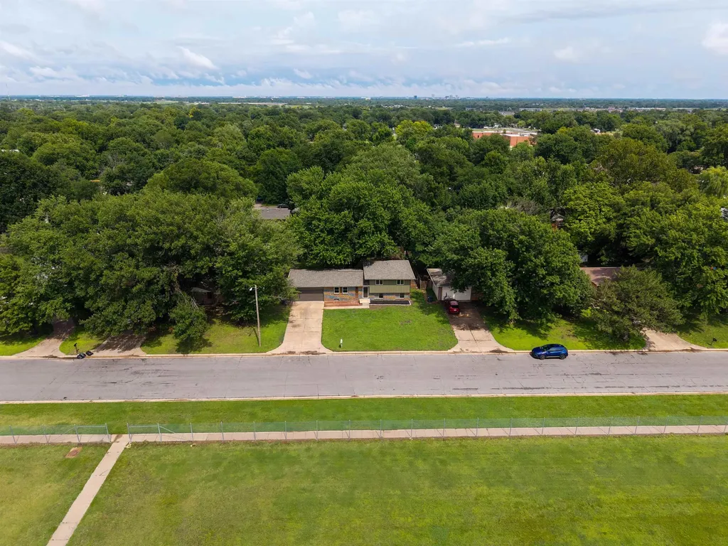1124 N Country Acres Wichita KS 67212