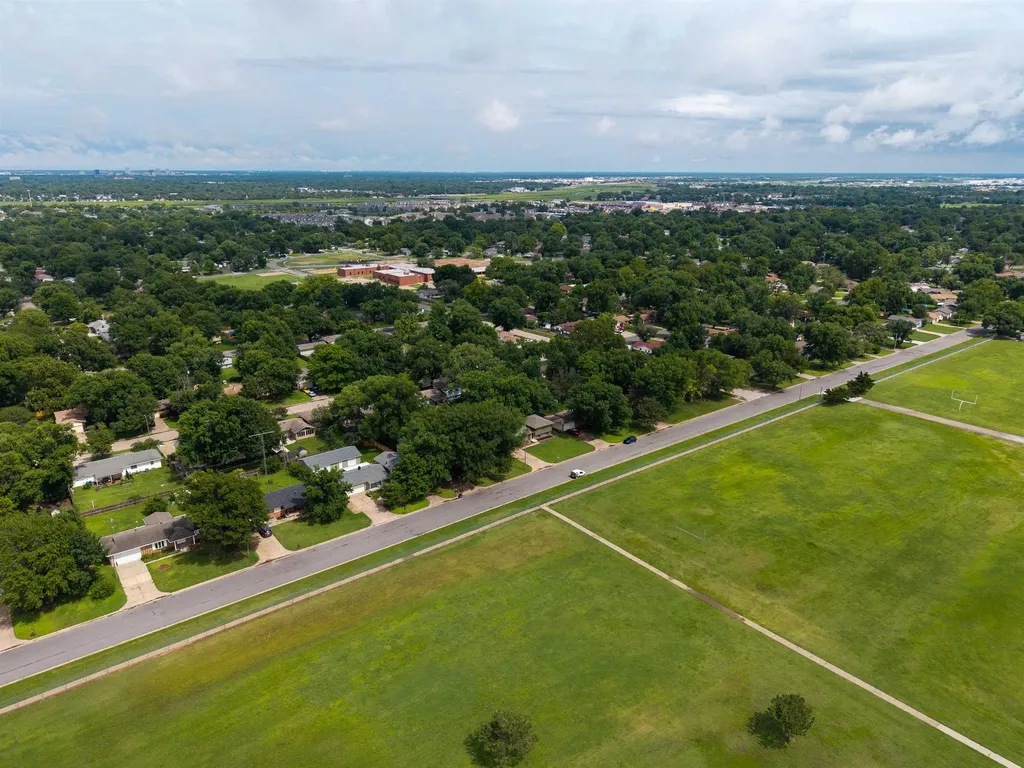 1124 N Country Acres Wichita KS 67212