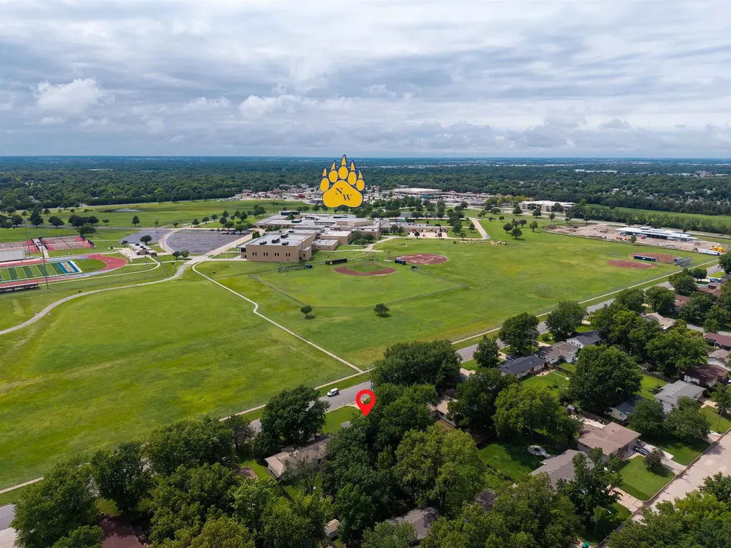 1124 N Country Acres Wichita KS 67212