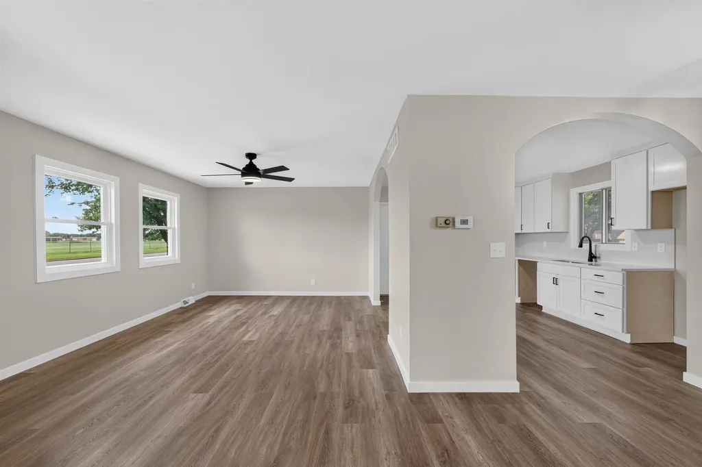1124 N Country Acres Wichita KS 67212