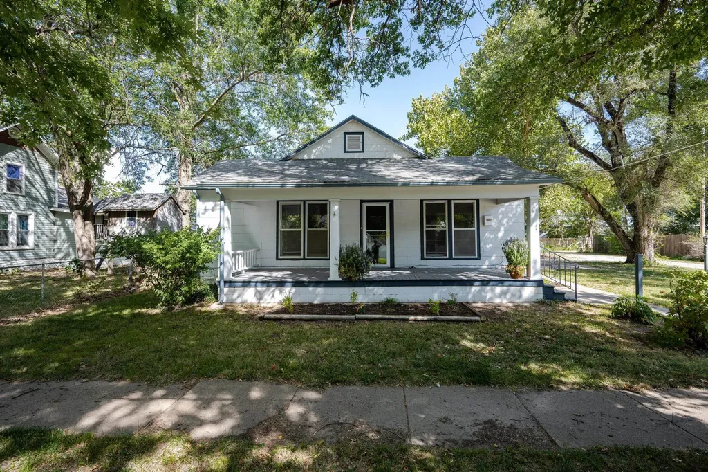 212 W 2nd Halstead KS 67056