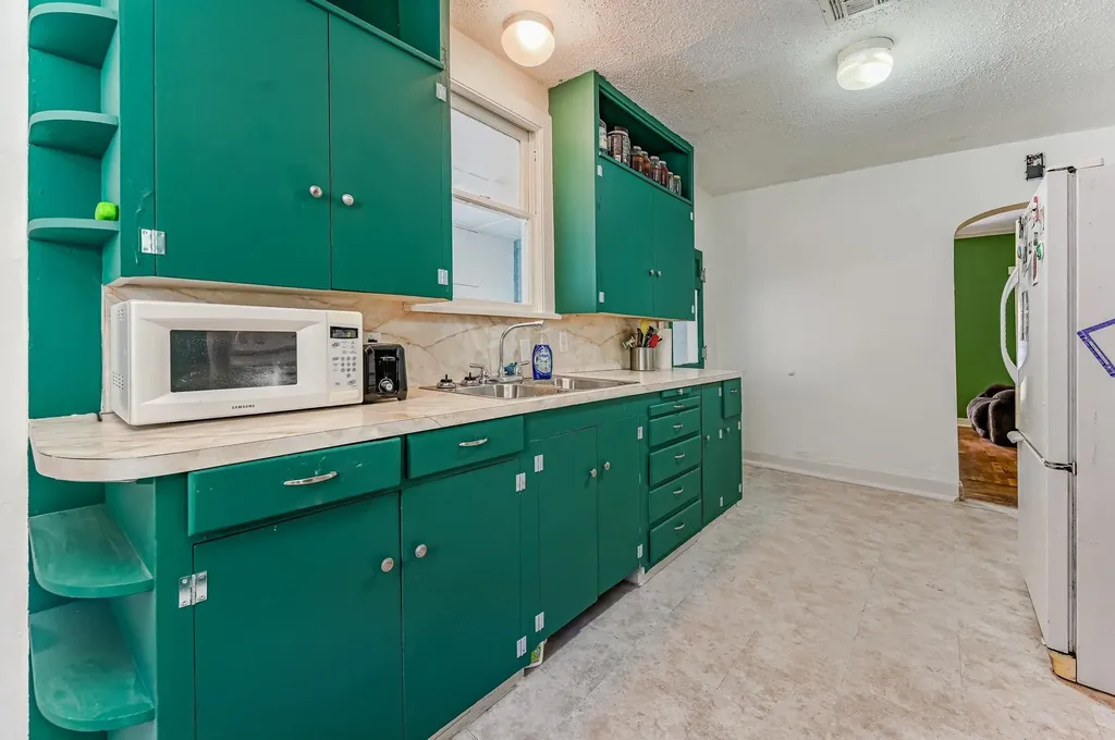 212 W 2nd Halstead KS 67056