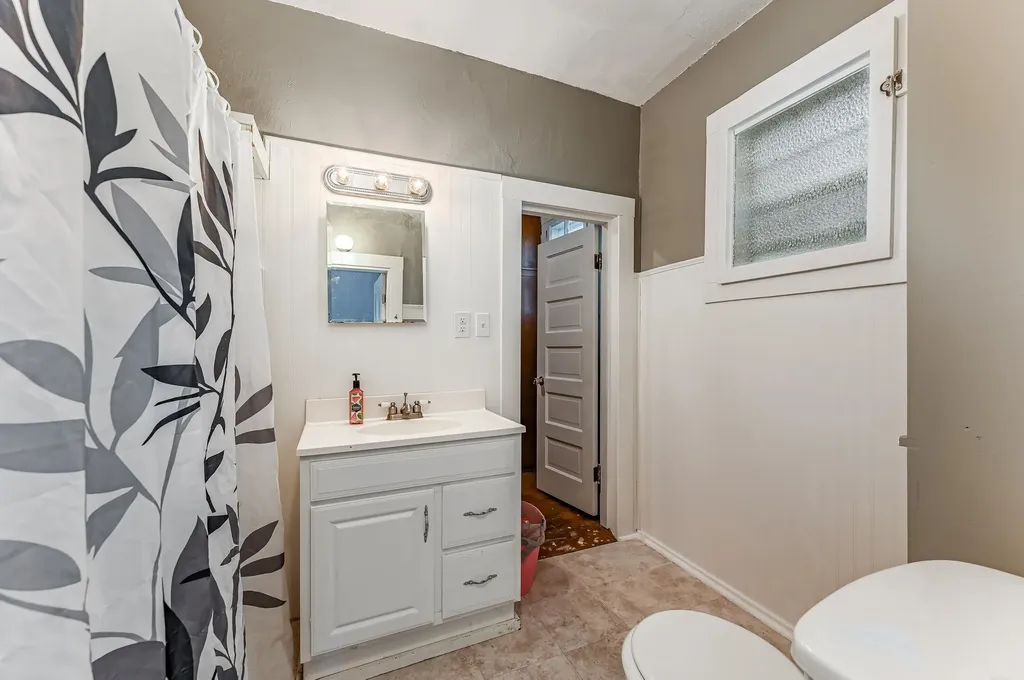 212 W 2nd Halstead KS 67056