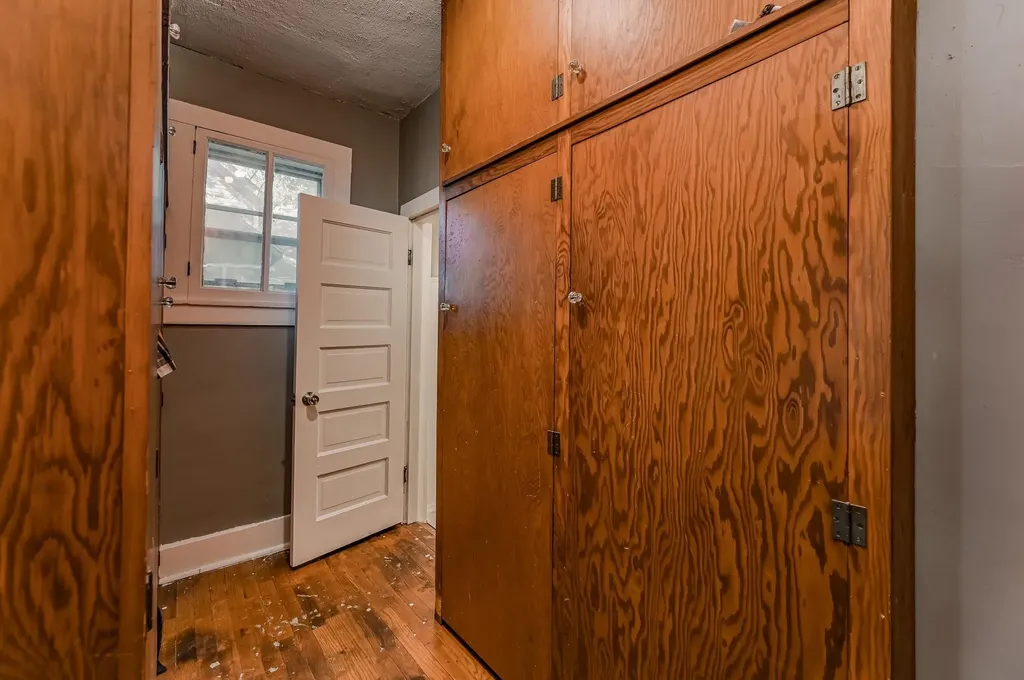 212 W 2nd Halstead KS 67056