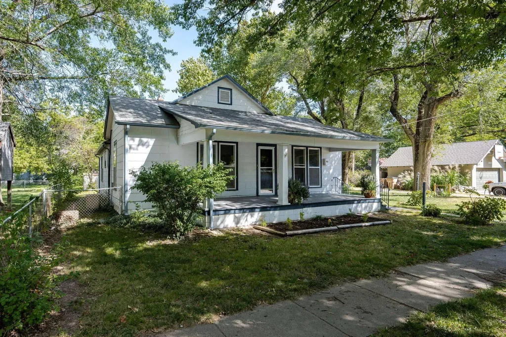 212 W 2nd Halstead KS 67056