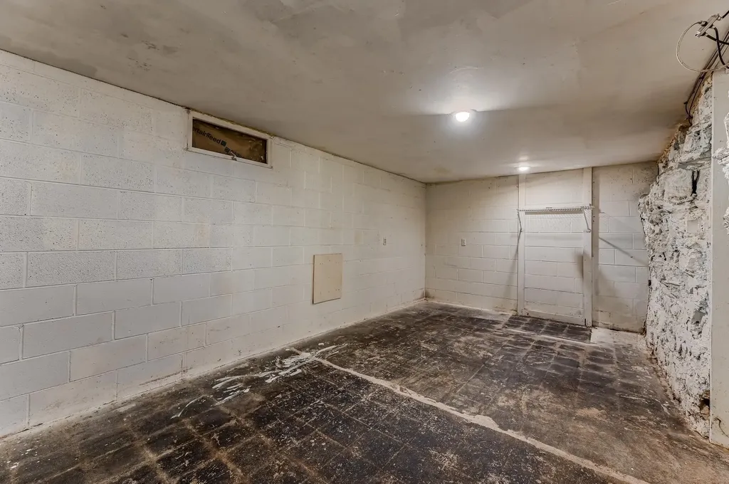 212 W 2nd Halstead KS 67056