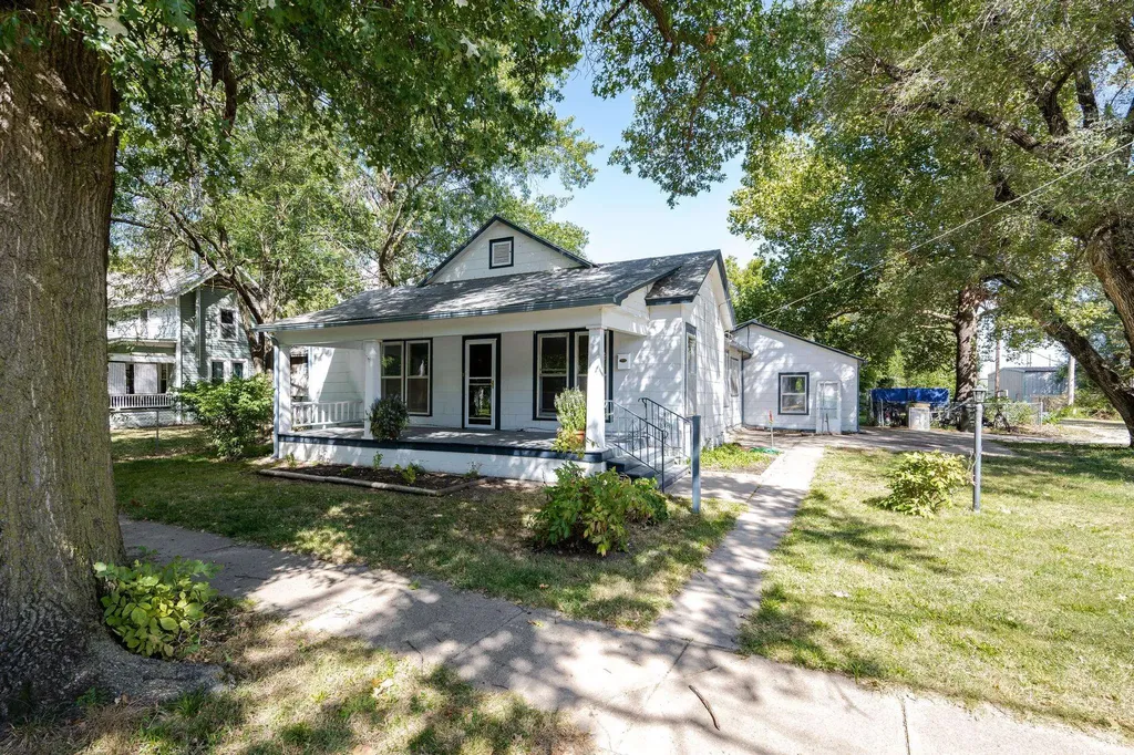 212 W 2nd Halstead KS 67056