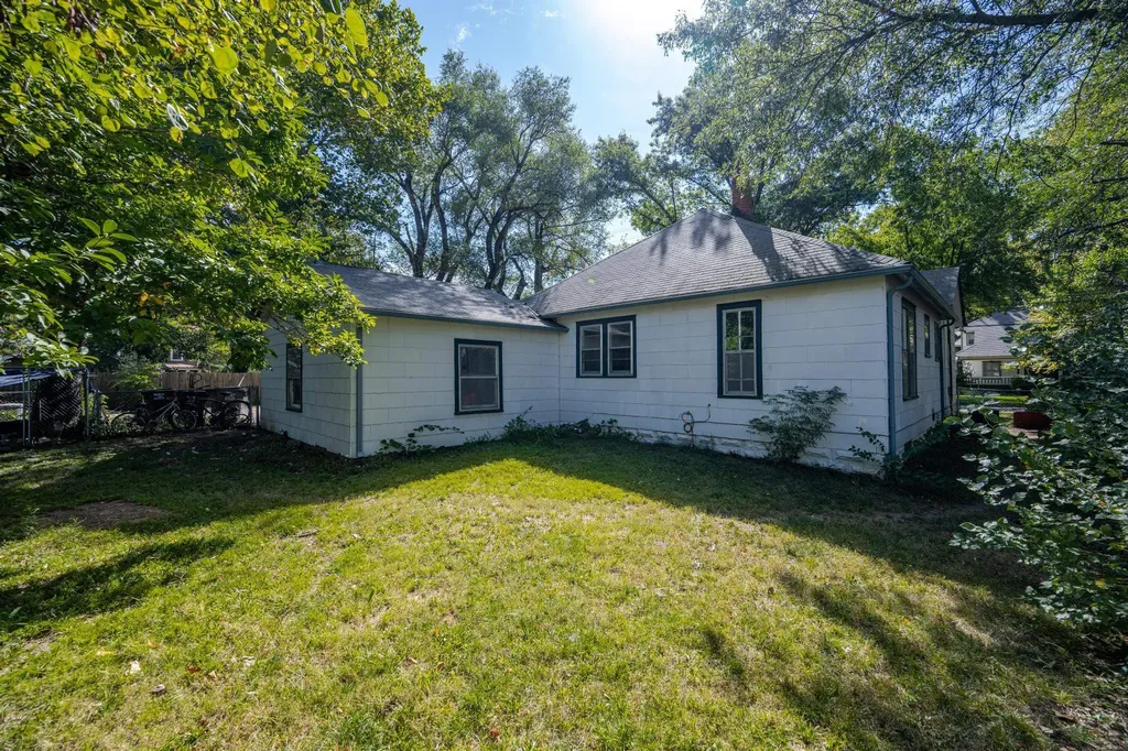 212 W 2nd Halstead KS 67056