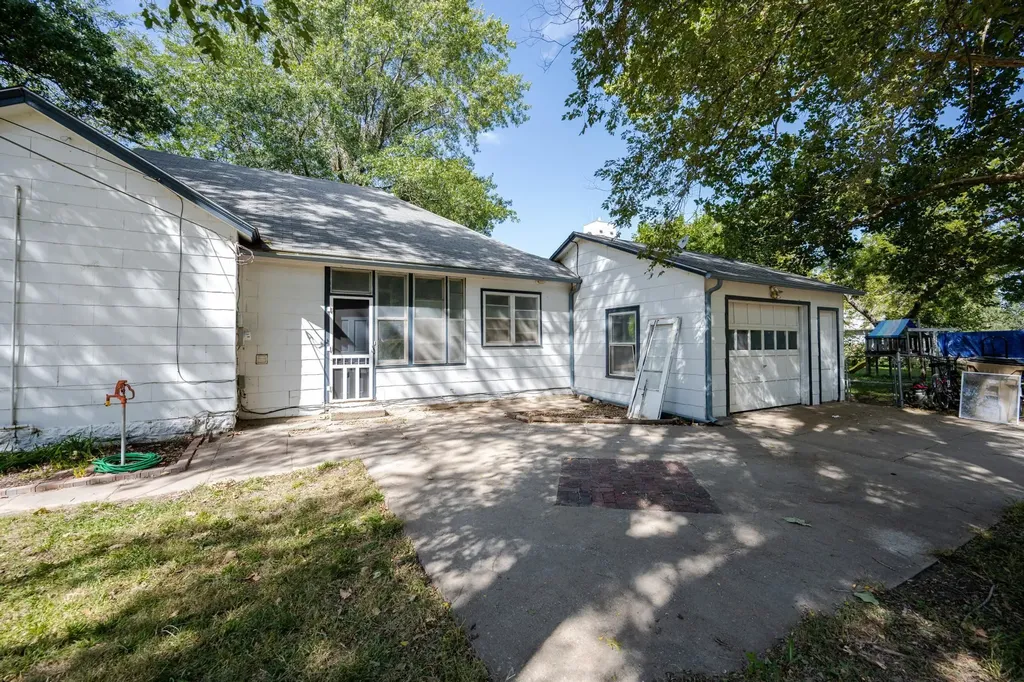 212 W 2nd Halstead KS 67056