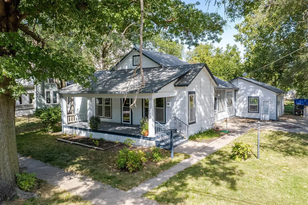 212 W 2nd Halstead KS 67056