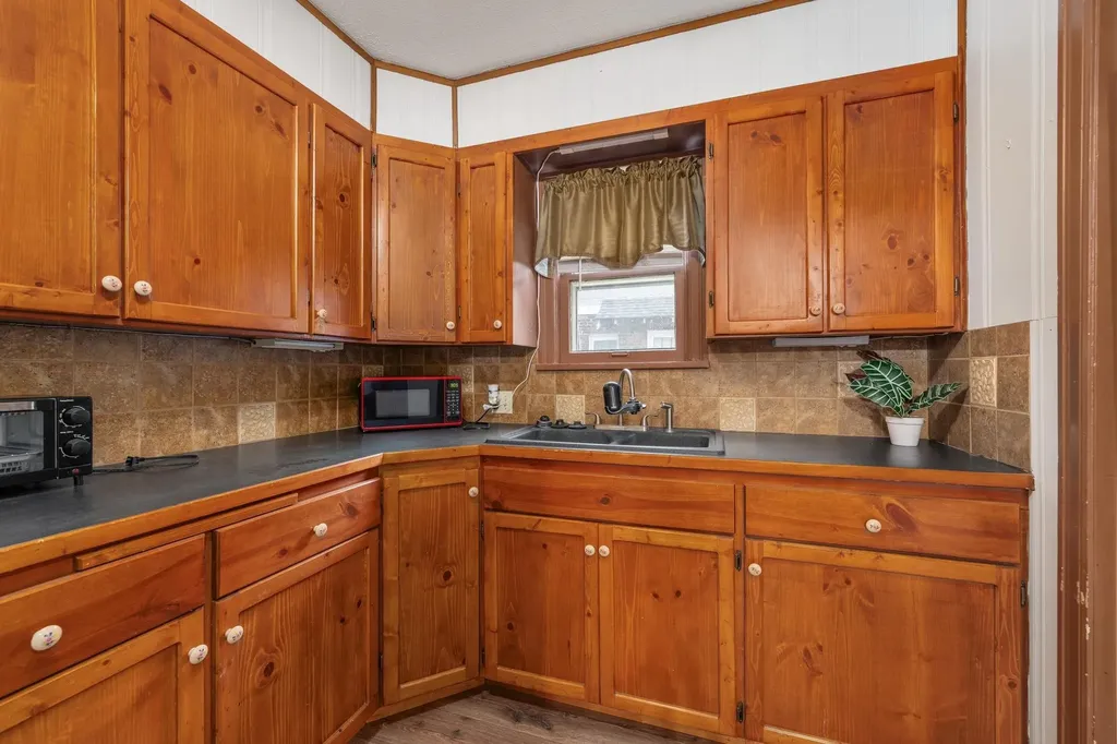 537 S Broadview Wichita KS 67218