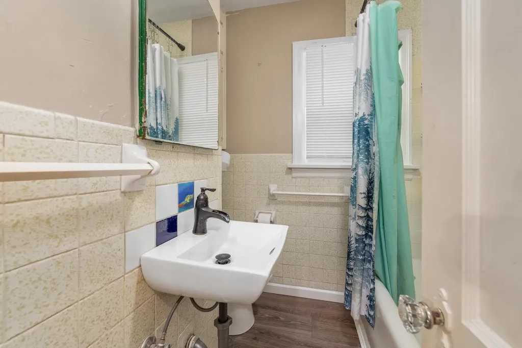 537 S Broadview Wichita KS 67218