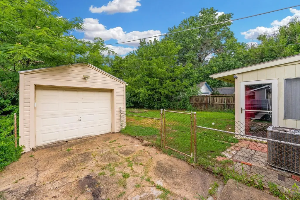 537 S Broadview Wichita KS 67218