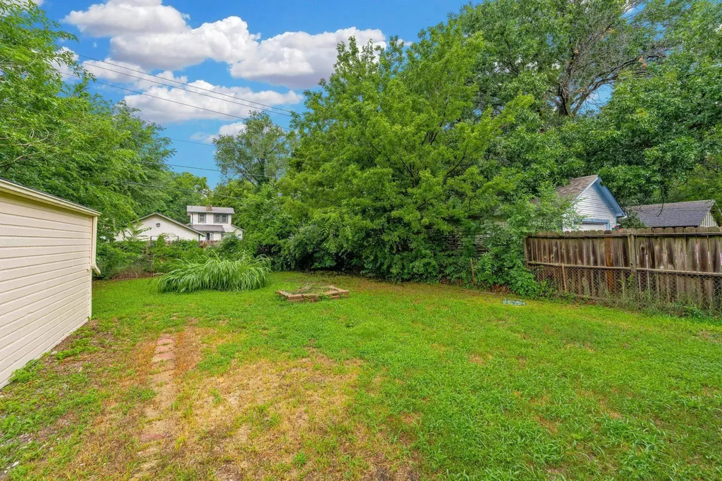 537 S Broadview Wichita KS 67218