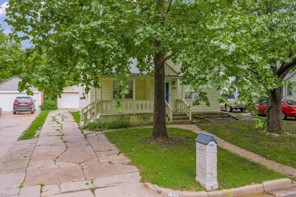537 S Broadview Wichita KS 67218