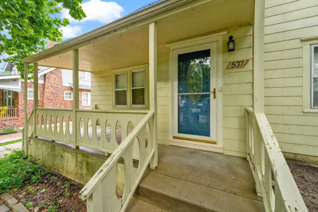 537 S Broadview Wichita KS 67218
