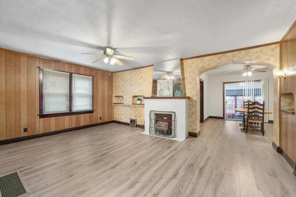 537 S Broadview Wichita KS 67218